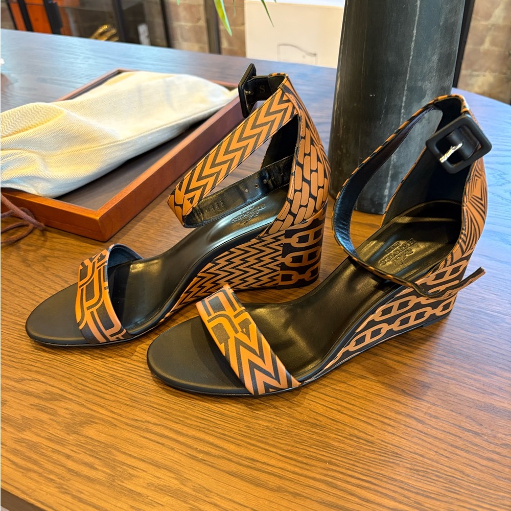Hermes Black and Tan Patterned Wedges